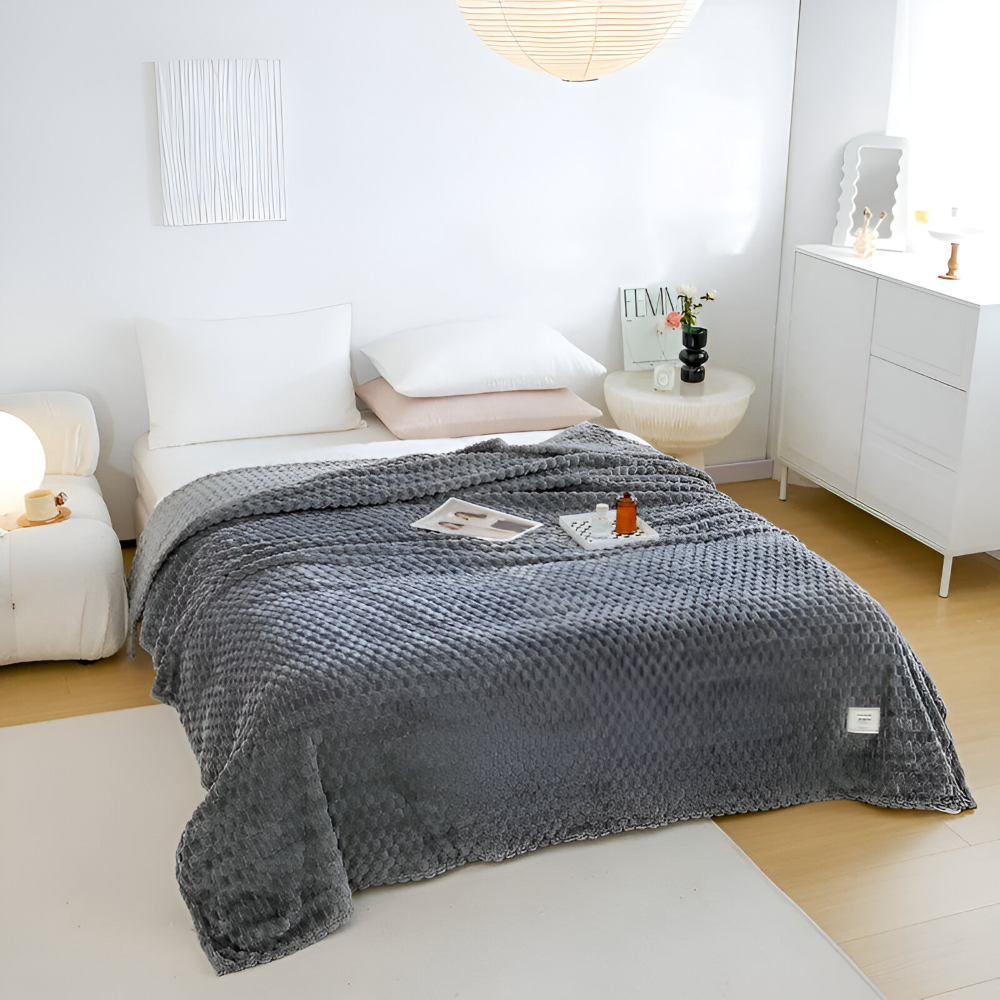 Élégante couverture polaire en velours pour toutes saisons, procurant chaleur et confort durable.
