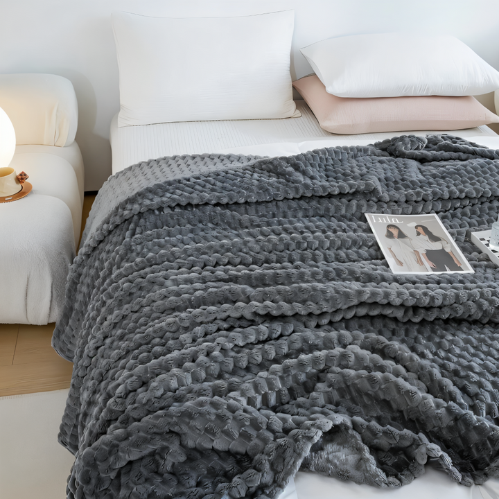 Jeté de lit doux en velours polaire, motif géométrique moderne, idéal pour un intérieur chic et cosy.