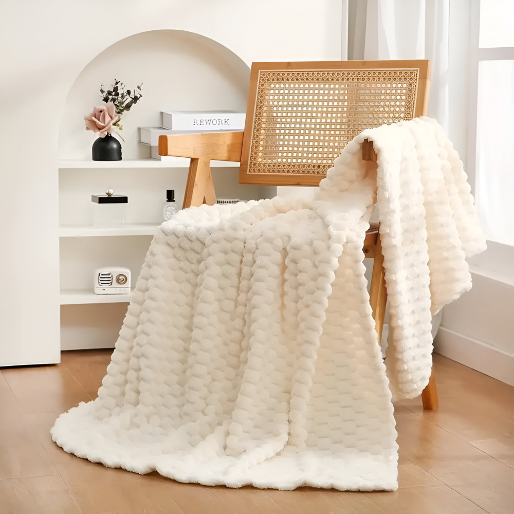 Couverture douillette polaire velours, procurant une chaleur enveloppante et un confort luxueux à la maison.