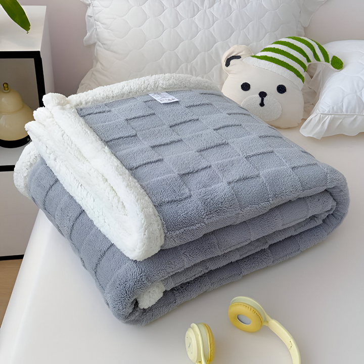 Couverture réversible polaire à carreaux, un accessoire douillet et chaud pour les froides nuits d'hiver à la maison.