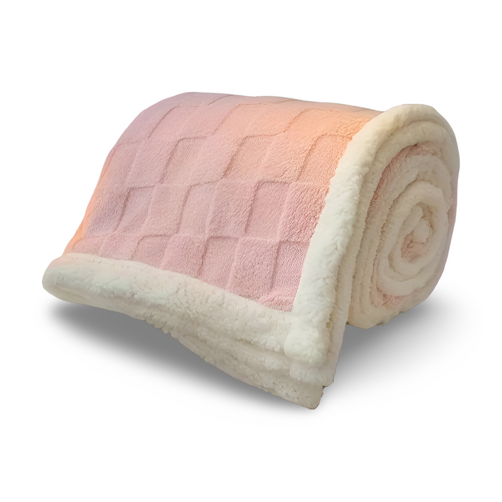 Plaid en polaire réversible à carreaux, moelleux et chaud, essentiel pour un confort hivernal optimal dans la maison.