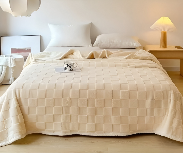Confortable plaid polaire réversible à carreaux, doux et chaud, parfait pour les soirées d'hiver à la maison.