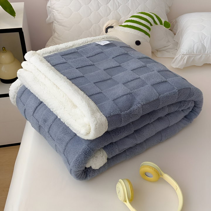 Plaid polaire chaud réversible avec motifs à carreaux élégants, parfait pour une décoration hivernale confortable.