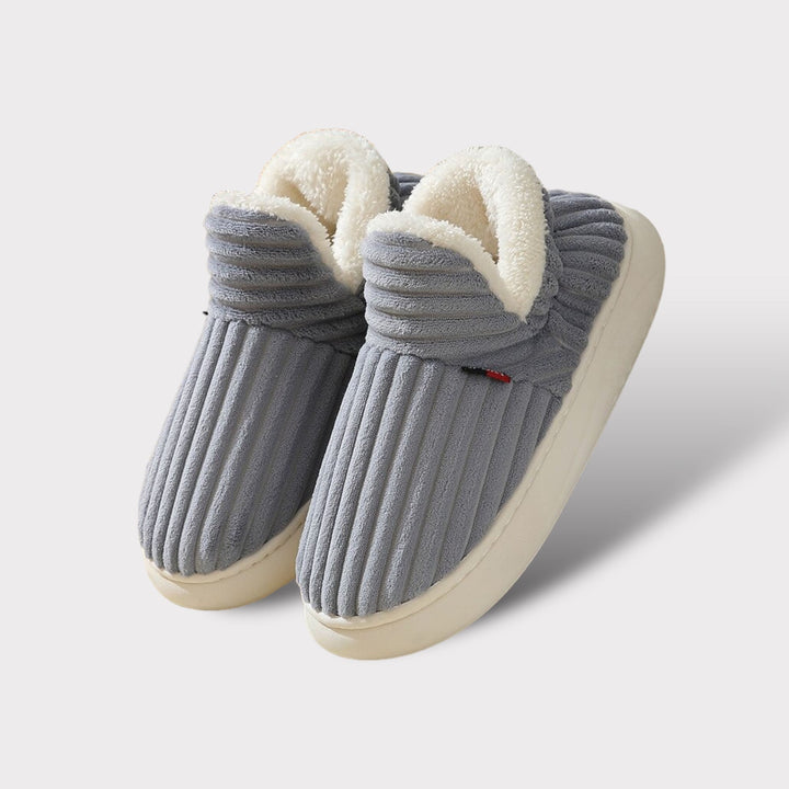 Pantoufles chaudes ComfyCush en polaire, douceur et confort pour les pieds fatigués en hiver.