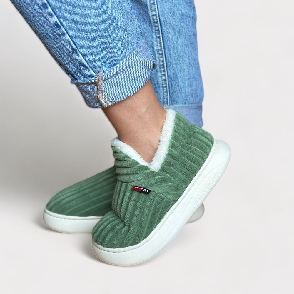 Chaussons polaire ComfyCush pour hommes, confortables et antidérapants pour cocooning hivernal.