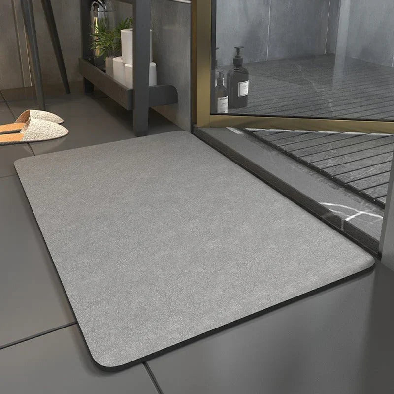 Tapis de bain doux en polyester et coton, apportant confort et touche décorative élégante à votre salle de bain.