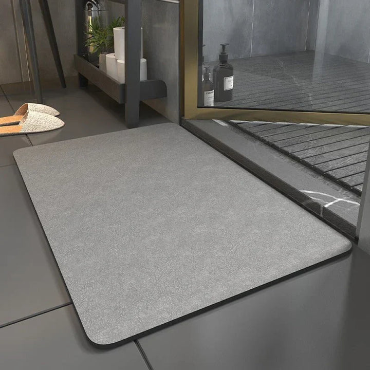 Tapis de bain doux en polyester et coton, apportant confort et touche décorative élégante à votre salle de bain.