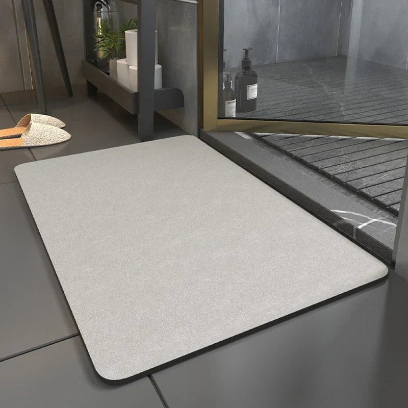 Tapis de bain de luxe pour salle de bain, texture douce et moelleuse, séchage rapide. Élément de décoration raffiné.