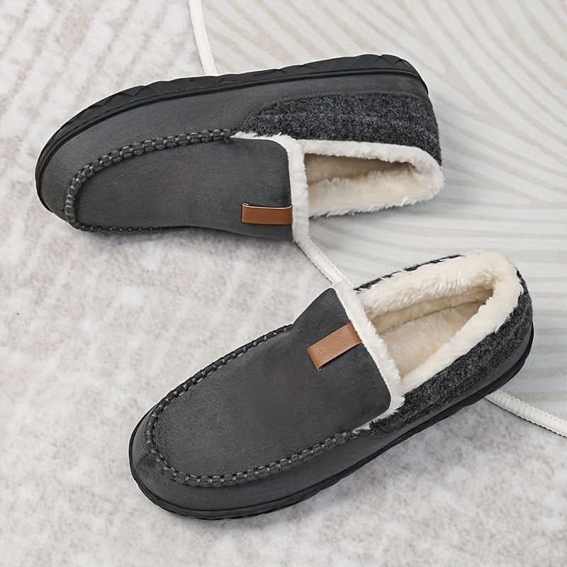 Pantoufles d'hiver pour hommes, grand confort, gardent les pieds au chaud et sont faciles à entretenir.