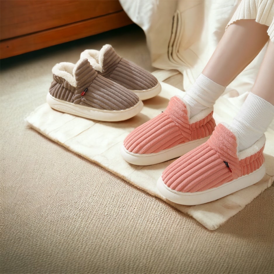 Pantoufles ComfyCush douces et chaudes pour femmes, idéales pour l'hiver à la maison.