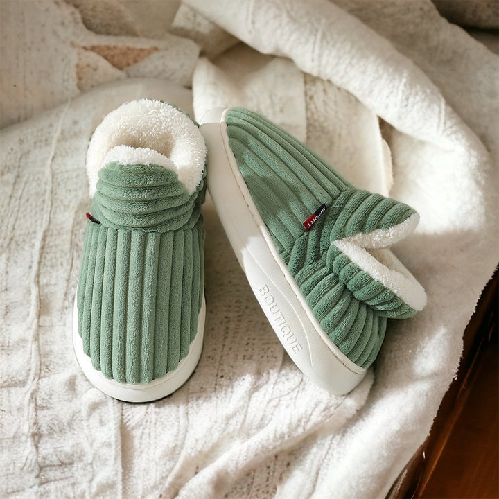 Chaussons ComfyCush en polaire doux, antidérapants et ultra-chauds pour l'hiver à la maison.