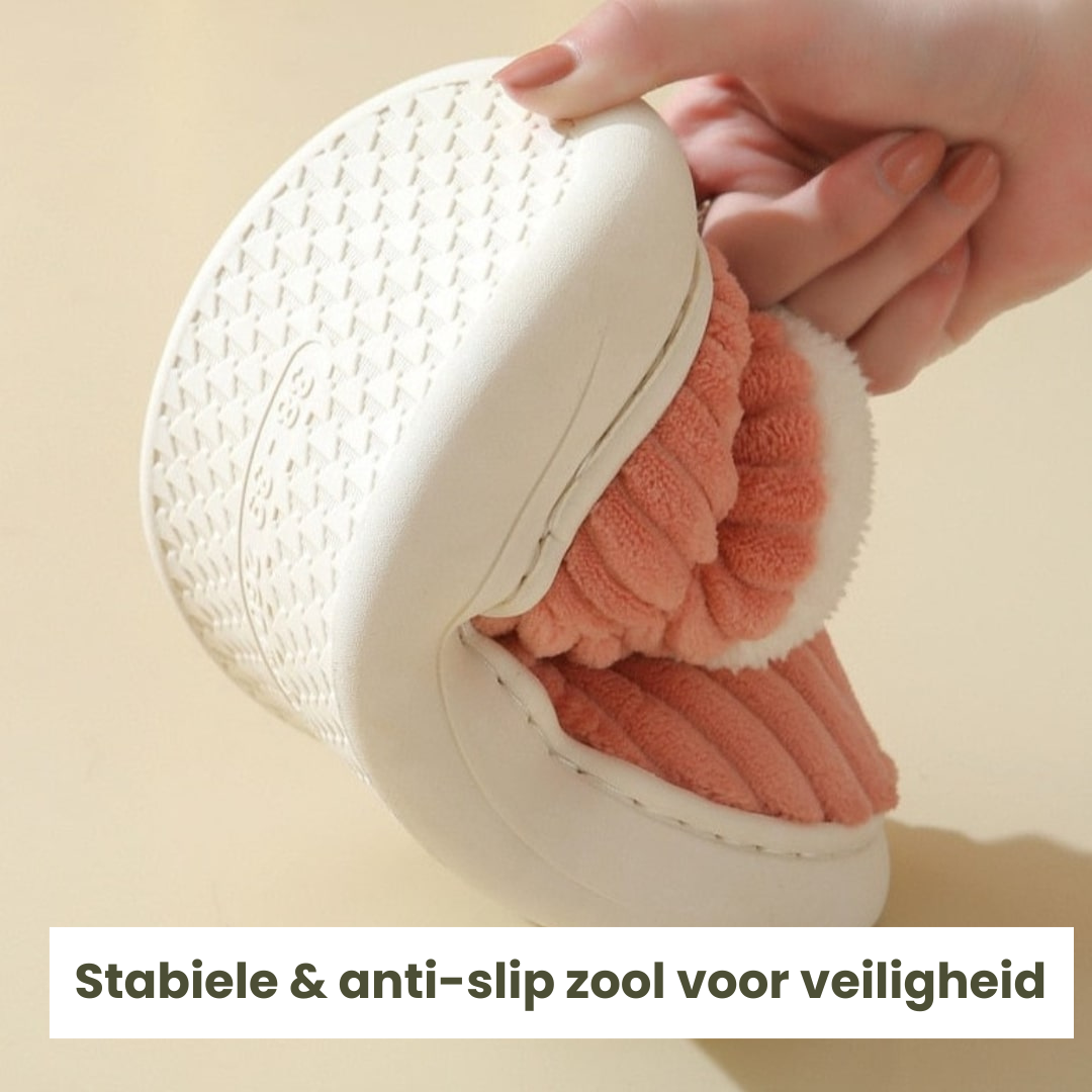Pantoufles unisexe ComfyCush polaire, offrant chaleur et confort exceptionnels pour les pieds.