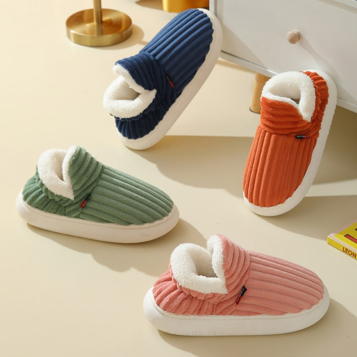 Paire de pantoufles ComfyCush pour un cocooning parfait, chaleur et confort douillets à la maison.