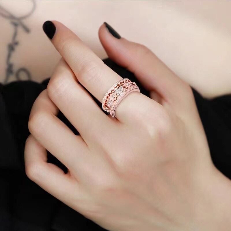 Bague femme anti-stress, tournante élégante en argent. Zircons pour bijou mode et relaxation.