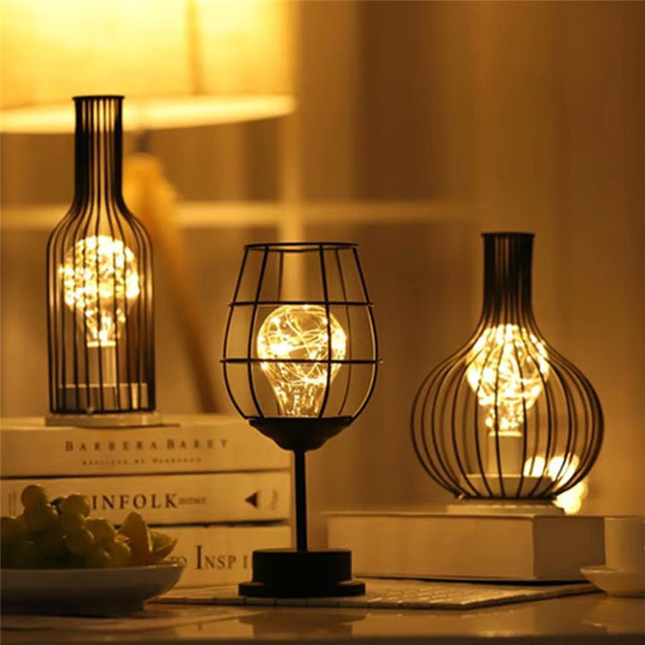 Lampe LED décorative sans fil avec cadre métallique. Crée une ambiance chaleureuse dans votre chambre ou salon.