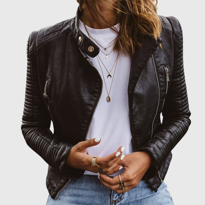 Veste biker femme cintrée, style motard urbain, avec fermetures éclair et manches nervurées, idéale printemps/automne.