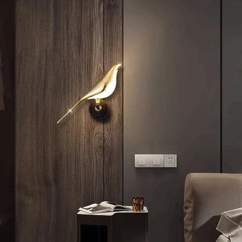 Applique murale oiseau unique, éclairage LED écoénergétique. Design moderne pour salon ou chambre à coucher.