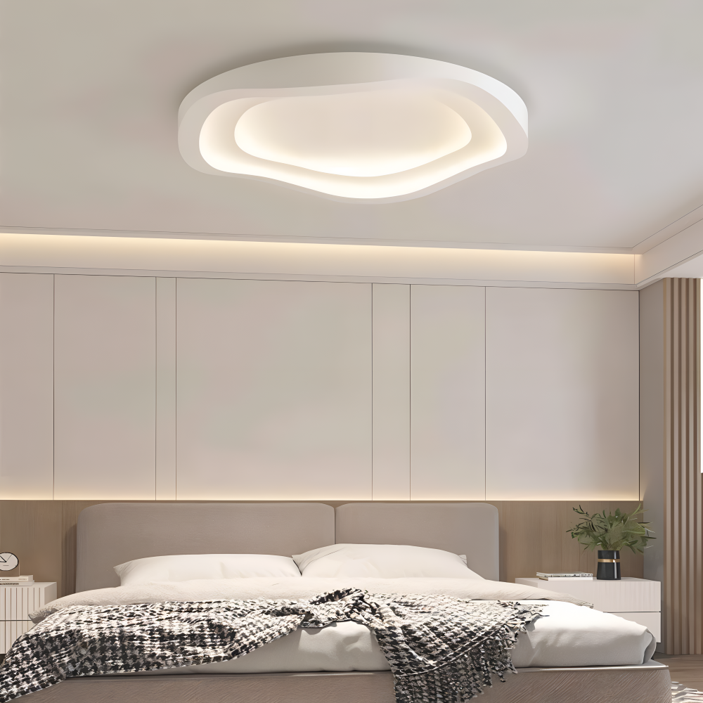 Plafonnier LED blanc courbé, design moderne et minimaliste. Éclairage dimmable pour salon/chambre.