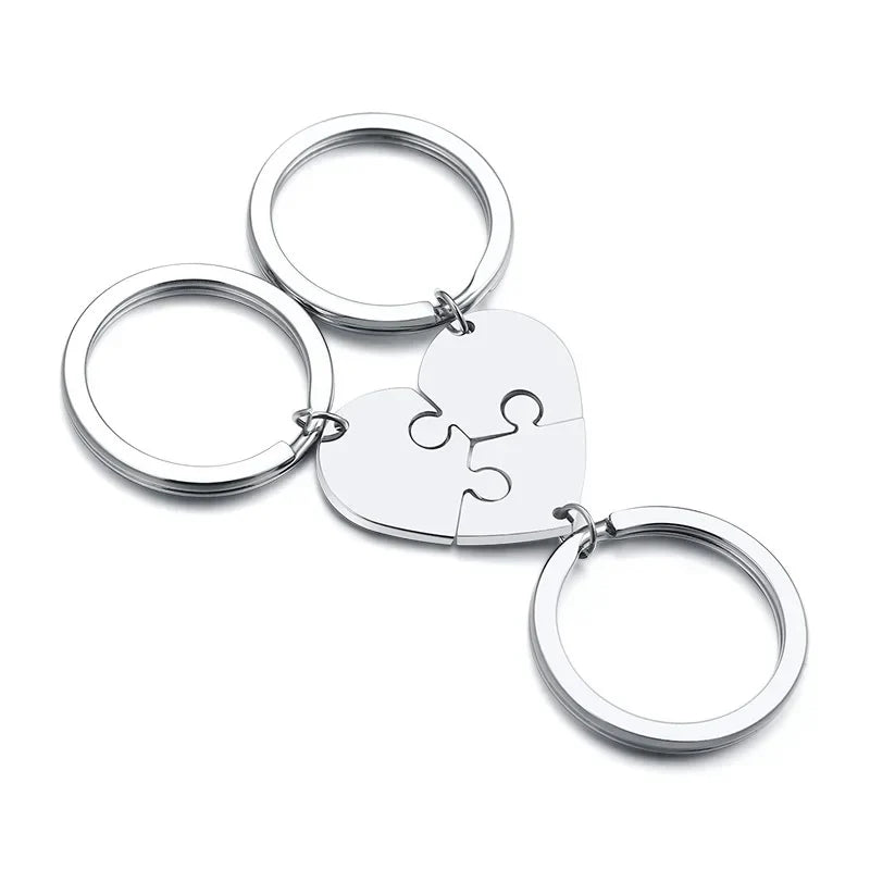 Gros plan porte-clés cœur puzzle HeartLink personnalisable, gravure fine sur acier, cadeau d'affection durable.