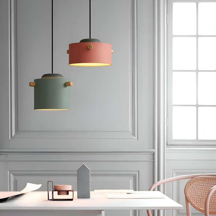 Suspension scandinave LED, gros plan sur la diffusion de lumière douce et chaleureuse.