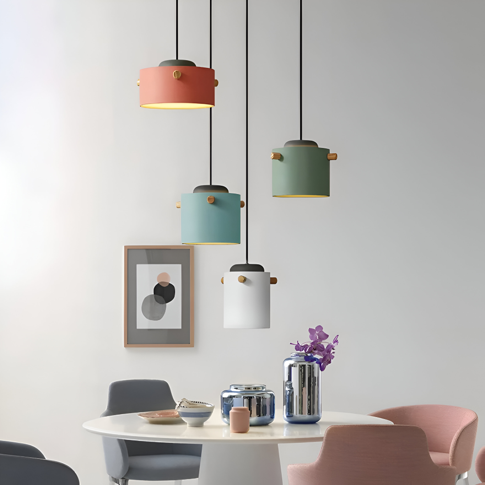 Suspension orange vibrante, style scandinave, parfaite pour une cuisine moderne et lumineuse.