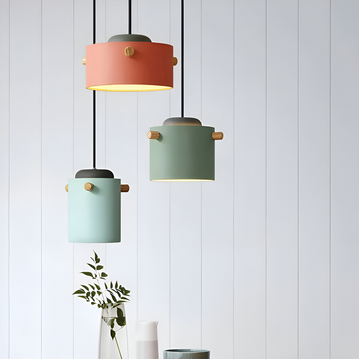 Luminaire suspendu scandinave bicolore, un design unique et moderne pour un éclairage tendance.