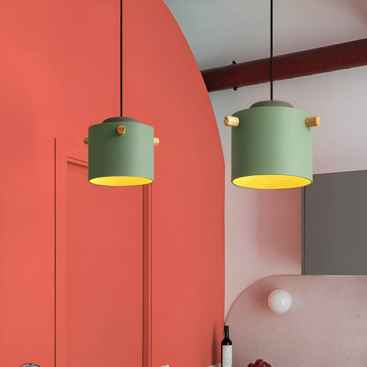 Plafonnier suspension jaune vif, un accent scandinave lumineux pour une ambiance gaie.