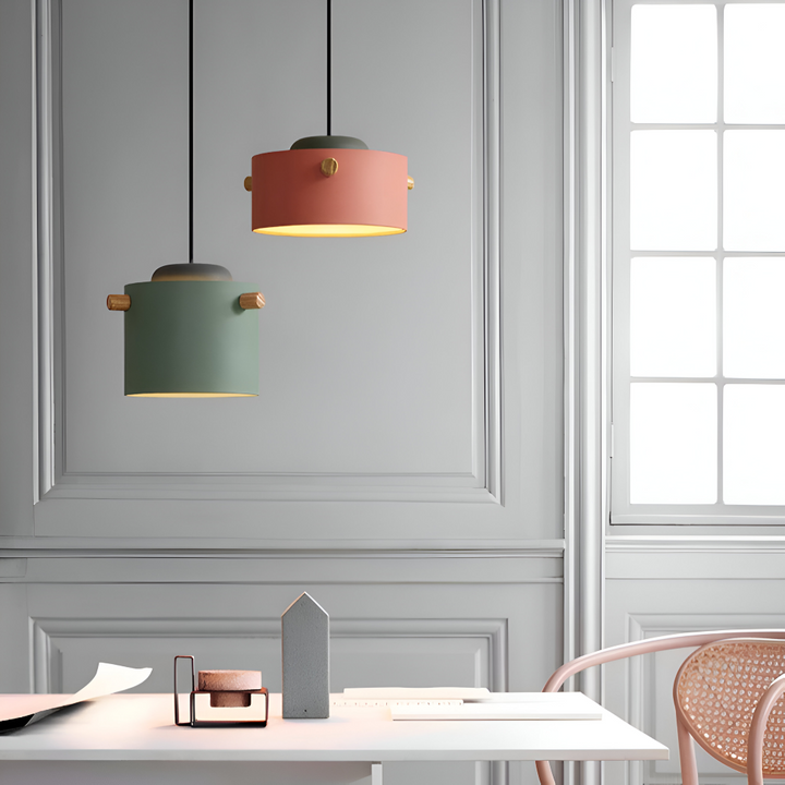 Lampe suspendue design scandinave rouge vif, création d'une ambiance lumineuse unique et moderne.