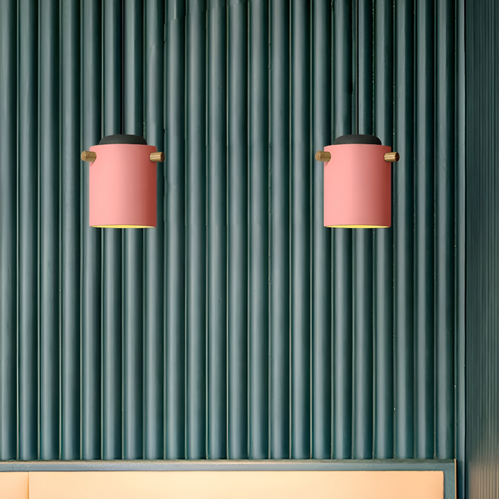 Lampe colorée scandinave, vue latérale, un design élégant qui illumine l'espace.