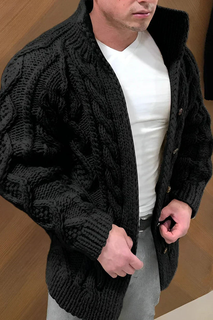 Homme élégant portant un gilet cardigan oversize à motif câble, style intemporel pour toute saison.