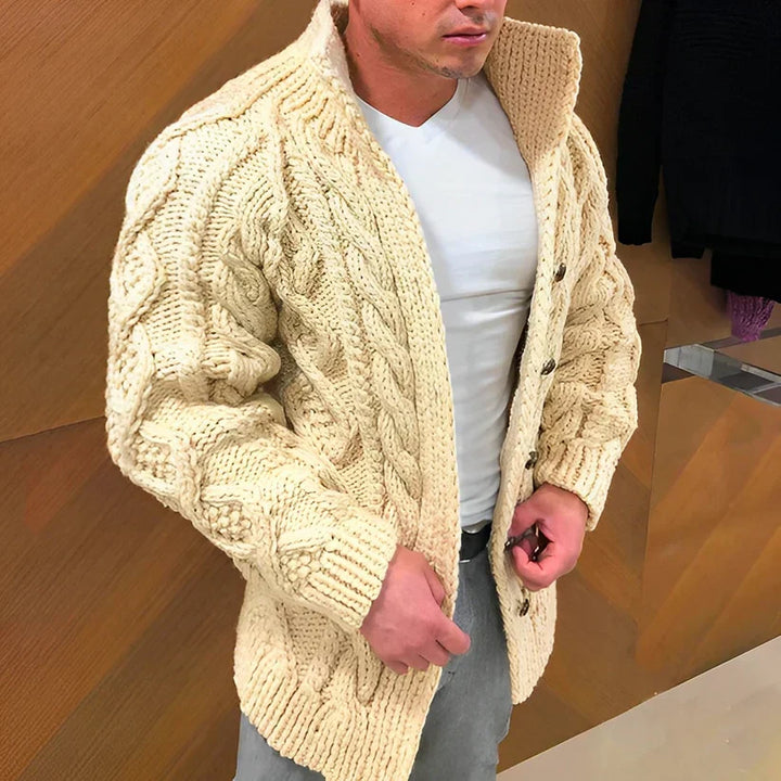 Cardigan homme chaud et épais avec un riche motif câble. Idéal pour rester stylé et confortable en hiver.