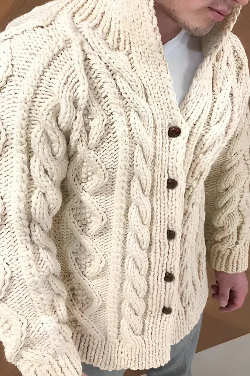 Gilet cardigan homme chic ou décontracté à motif câble, coupe oversize. Un essentiel polyvalent pour l'automne.