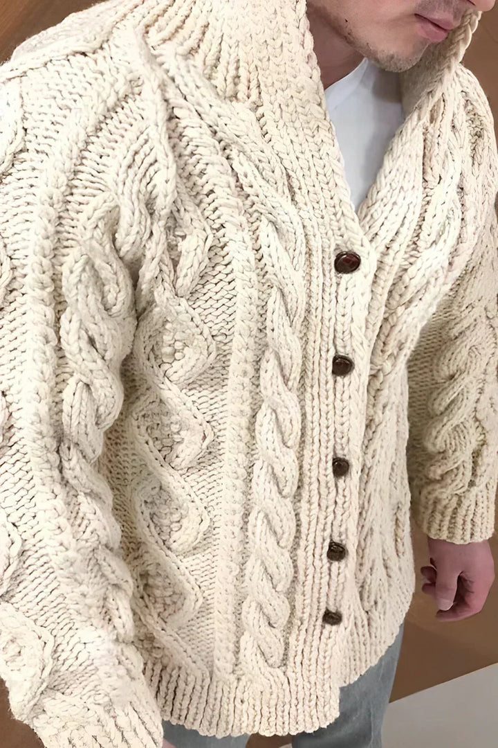 Gilet cardigan homme chic ou décontracté à motif câble, coupe oversize. Un essentiel polyvalent pour l'automne.