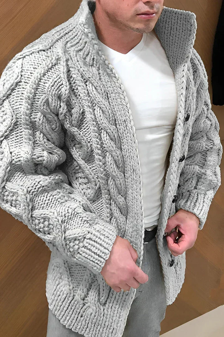 Gros plan sur le motif câble texturé du cardigan homme oversize, ajoutant style et chaleur intemporels.