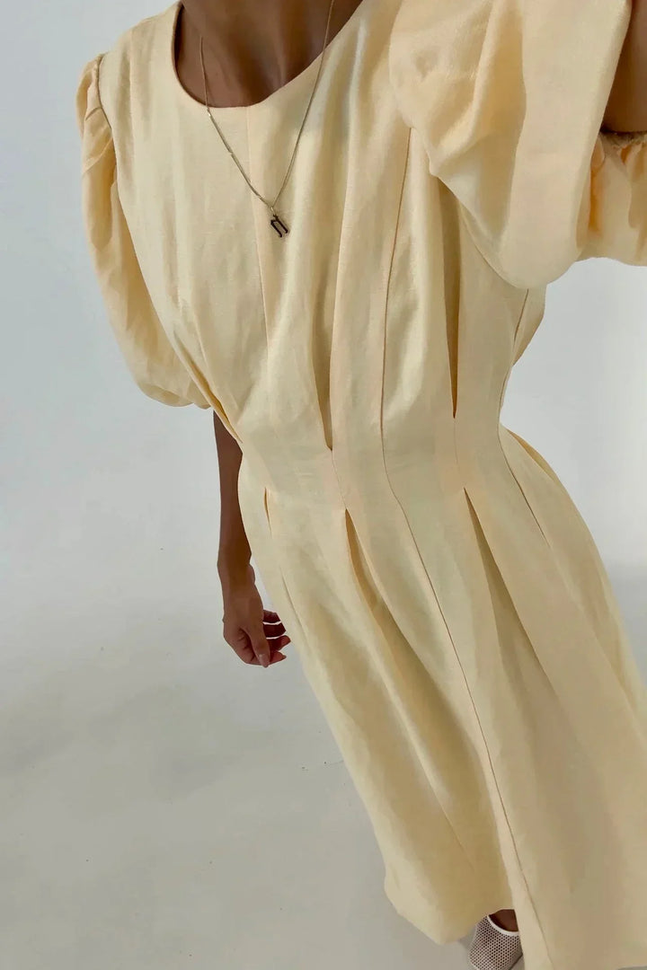 Robe midi jaune élégante pour femme avec manches bouffantes, parfaite pour les événements estivaux et les soirées chics.