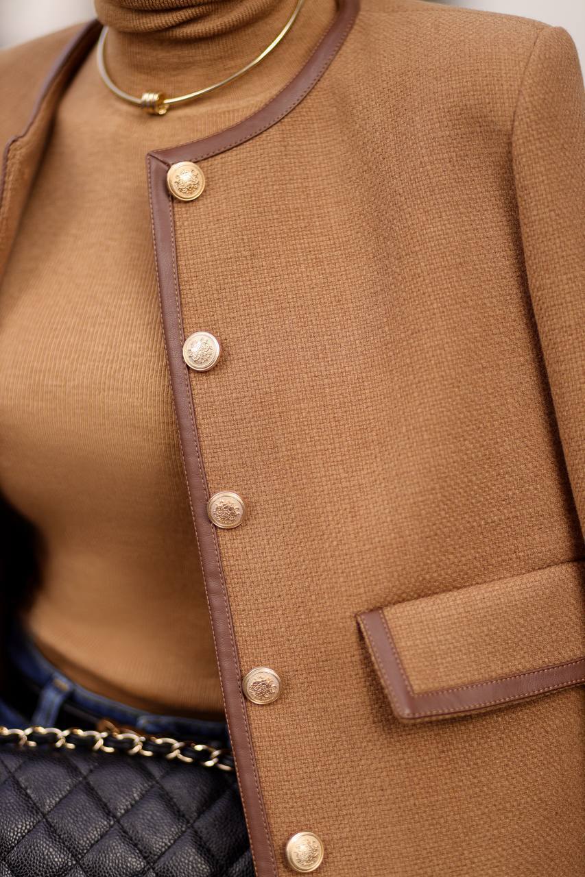Veste femme chic marron avec boutons, modèle court et élégant, idéal pour un look polyvalent en automne.