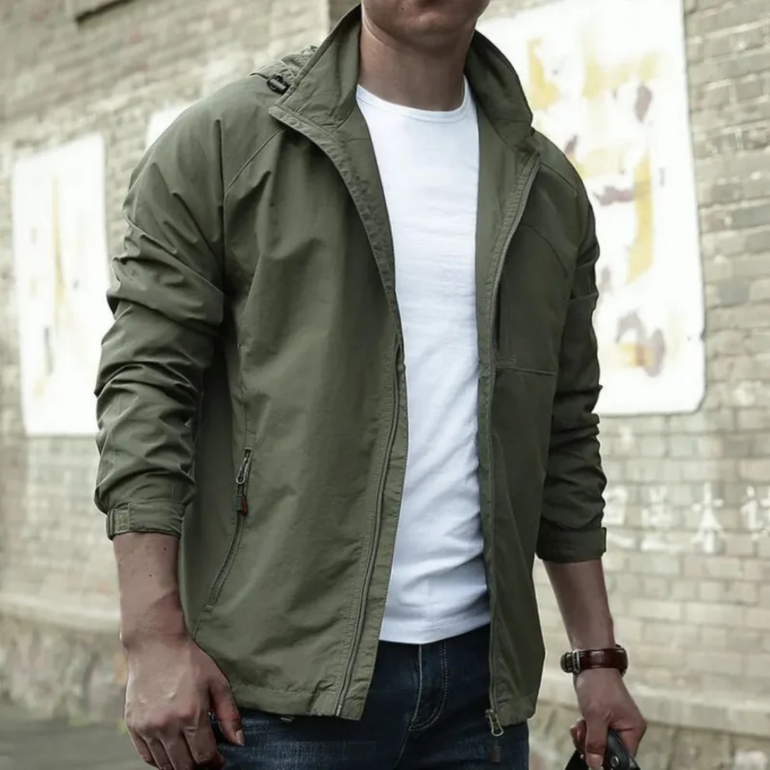 Veste cargo homme estivale. Légère et confortable, parfaite pour un style urbain décontracté et activités extérieures.