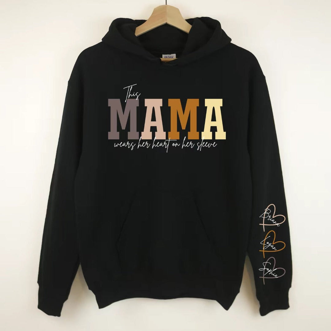 Offrez un pull personnalisé LoveSleeve brodé. Ce hoodie unisexe confortable est un cadeau affectif unique pour maman.