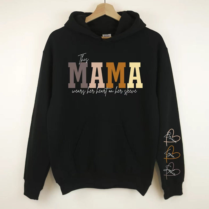 Offrez un pull personnalisé LoveSleeve brodé. Ce hoodie unisexe confortable est un cadeau affectif unique pour maman.