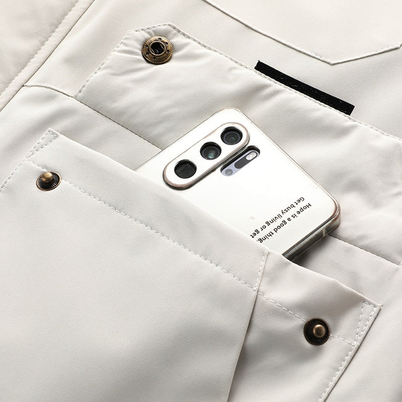 Gros plan sur la veste homme imperméable, détail des coutures étanches et zip résistant.