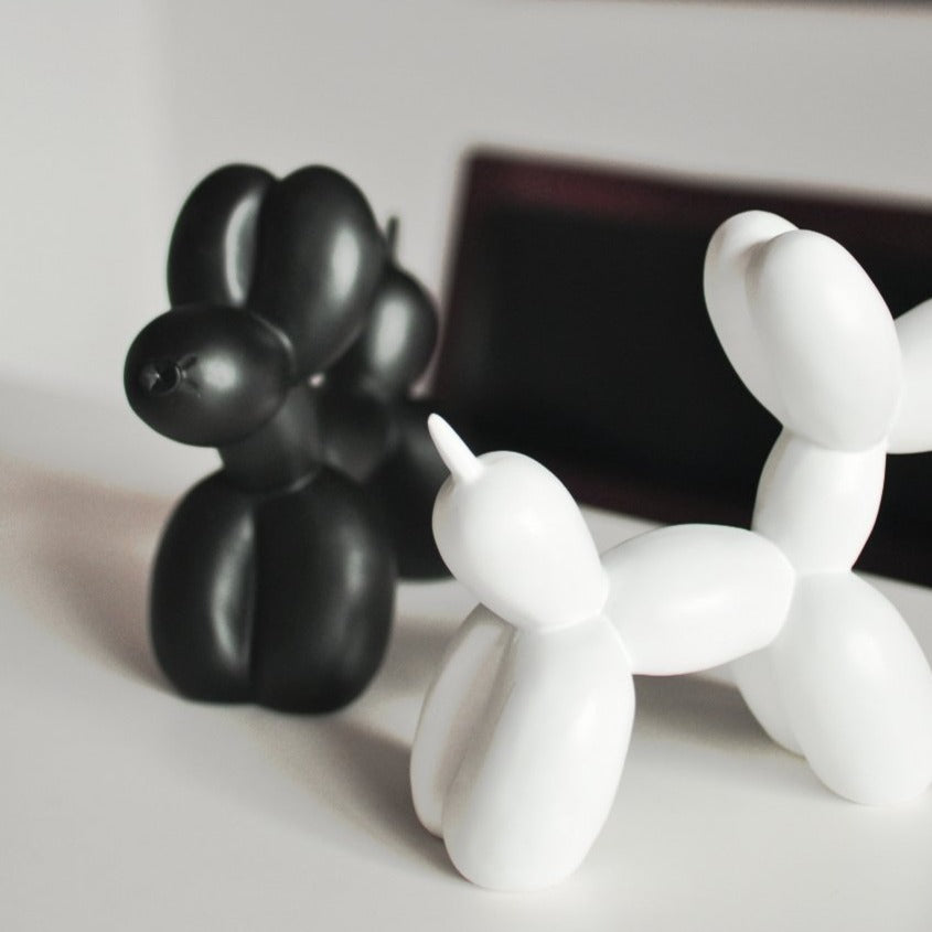 Chien ballon sculpture en résine polie. Oeuvre d'art moderne, pièce maîtresse de décoration intérieure luxe.