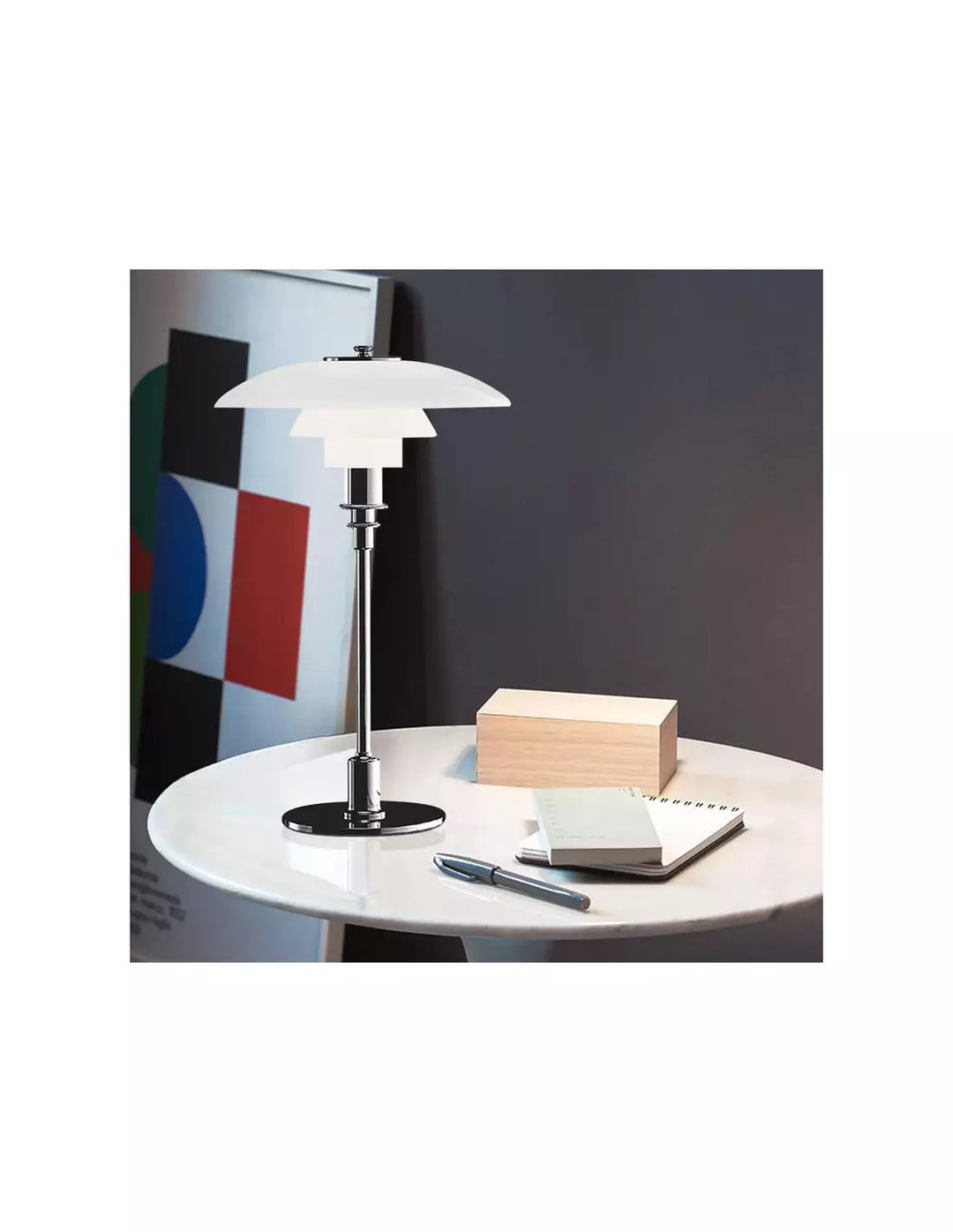Lampe de table danoise design multicouche élégante, ambiance chaleureuse pour salon moderne.