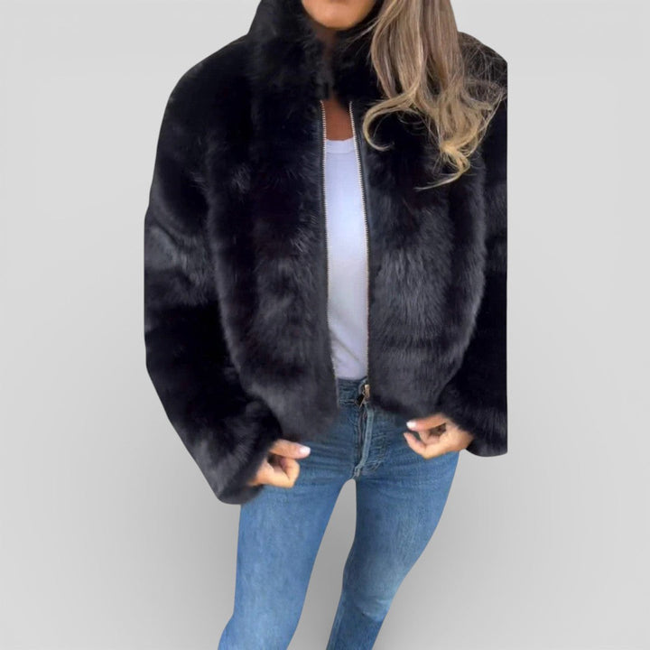 Veste femme élégante à col montant et zip, parfaite pour un look urbain tendance en mi-saison.