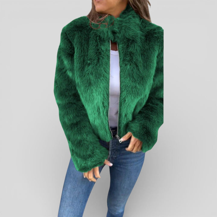 Veste femme moderne à col montant, un vêtement décontracté et chic pour la tenue quotidienne.