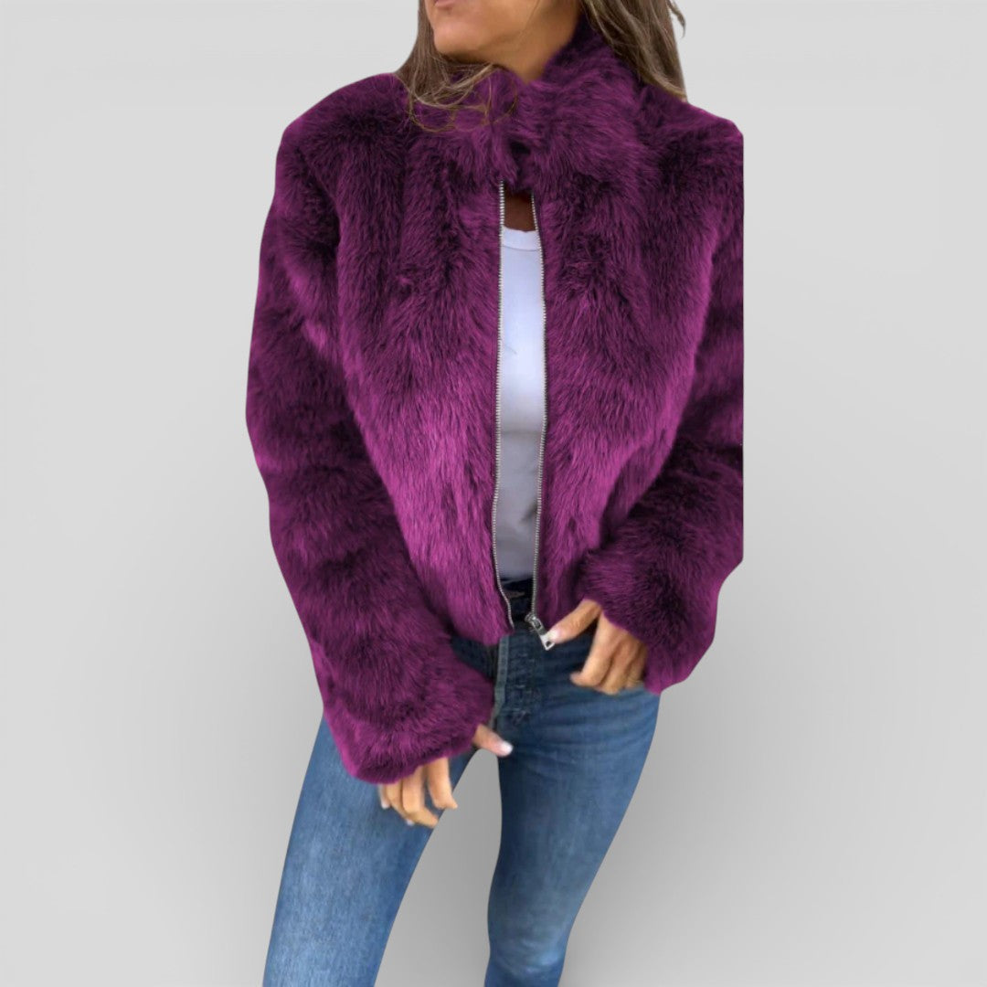 Mode féminine: veste femme chic et décontractée à col montant pour un style urbain printanier.