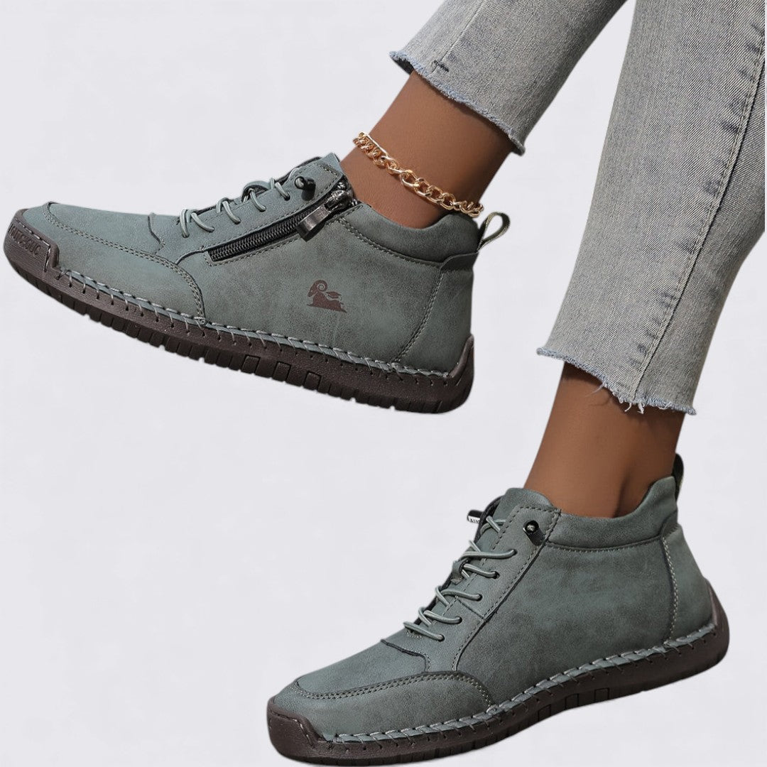 Bottines noires femme à glissière pour un enfilage facile, parfaites pour le style urbain hivernal.