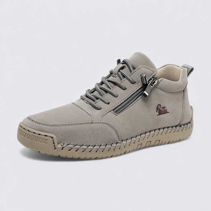 Chaussures montantes femme en simili-cuir noir, glissière pratique pour un look urbain chic.
