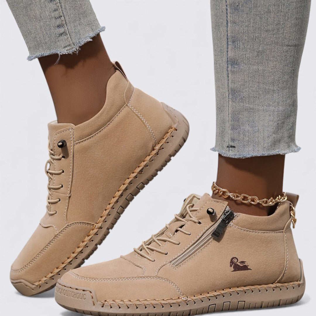 Chaussures montantes femme grises à glissière, parfaites pour le confort et le style urbain moderne.