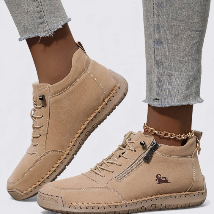 Chaussures montantes femme grises à glissière, parfaites pour le confort et le style urbain moderne.