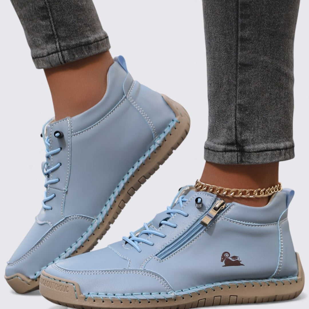 Bottines femme en cuir noir montantes avec zip, alliant style urbain et confort optimal.